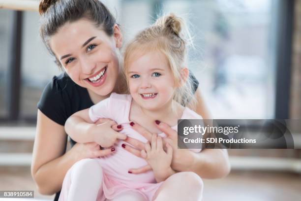 adorabile piccola ballerina sorride per la macchina fotografica con istruttore di danza - dance teacher foto e immagini stock