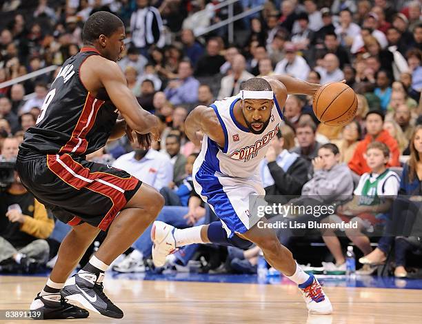 Baron Davis of the Los Angeles Clippers drives to the basket against Yakhouba Diawara of the Miami Heat at Staples Center on November 29, 2008 in Los...