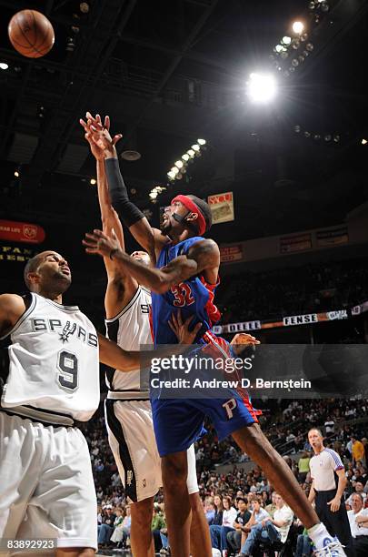 Richard Hamilton of the Detroit Pistons shoots against Tony Parker and Tim Duncan of the San Antonio Spurs at the AT&T Center December 2, 2008 in San...