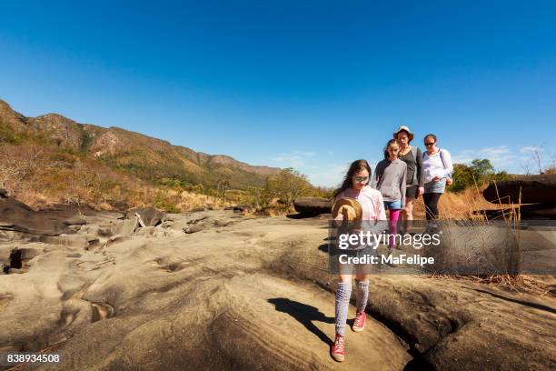 drei-generationen-familie zu fuß auf vale da lua - chapada dos veadeiros stock-fotos und bilder