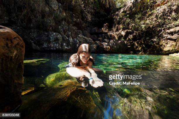 池で遊ぶ女の子 - ゴイアス ストックフォトと画像