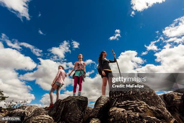 mutter und töchter stand am anfang von klippe - chapada dos veadeiros stock-fotos und bilder