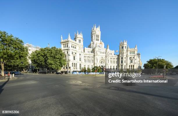 'madrid city hall' on cibeles square (plaza de cibeles) in madrid, spain - paseo de la castellana madrid fotografías e imágenes de stock