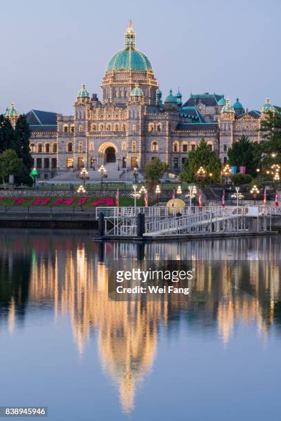 british columbia parliament buildings with reflections - victoria canada stock-fotos und bilder