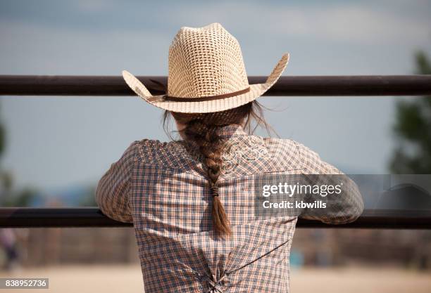 retrato da vista traseira do adolescente jovem vaqueira de utah com chapéu de sol - cowgirl hairstyles - fotografias e filmes do acervo