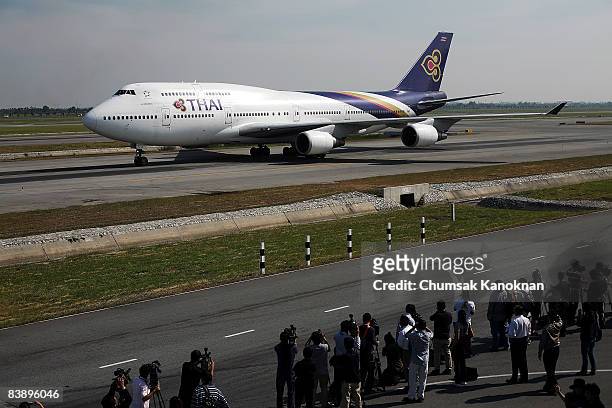 The first airliner of Thai Airways to arrive after the end of the siege, lands at Suvarnabhumi International Airport on December 3, 2008 in Bangkok,...