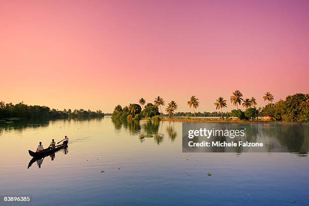 tropical landscape along kerala backwaters - laguna de kerala - fotografias e filmes do acervo