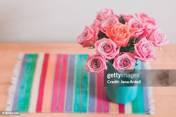 individuality concept roses in a vase - dozen roses - fotografias e filmes do acervo