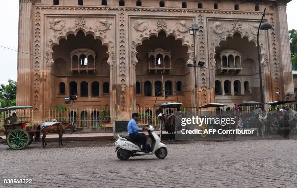 Indian horse cart owners wait for passangers outside the Bara Imambara, a colossal imambara in Lucknow, northern India, on August 25, 2017. / AFP...