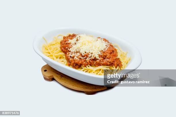 spaguetti pasta and cheese - basilikum freisteller stock-fotos und bilder