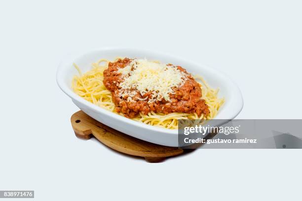 spaguetti pasta and cheese - spaghetti isolated stockfoto's en -beelden
