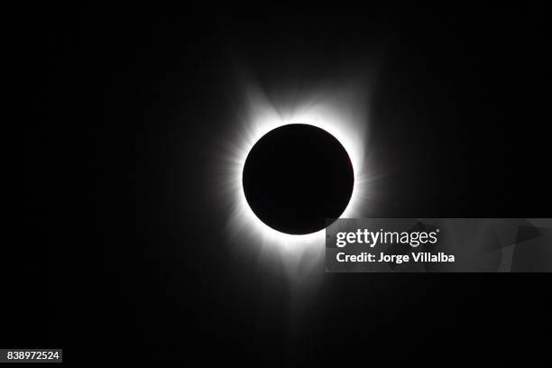 2017 total éclipse solaire dans les états-unis d’amérique - couronne d'eau photos et images de collection