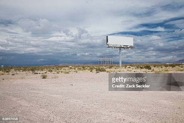 blank billboard in the middle of the desert - us blank billboard stockfoto's en -beelden