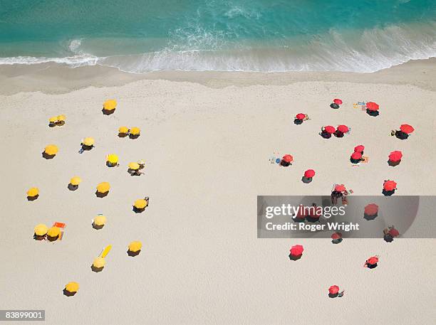umbrella patterns on beach - beach umbrella isolated stockfoto's en -beelden