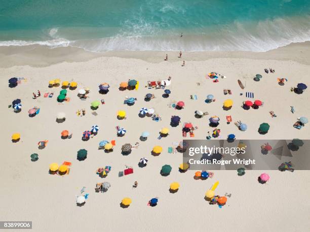 umbrella pattern on beach - características do litoral - fotografias e filmes do acervo