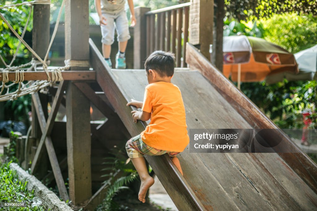 Ragazzo gioca su diapositive