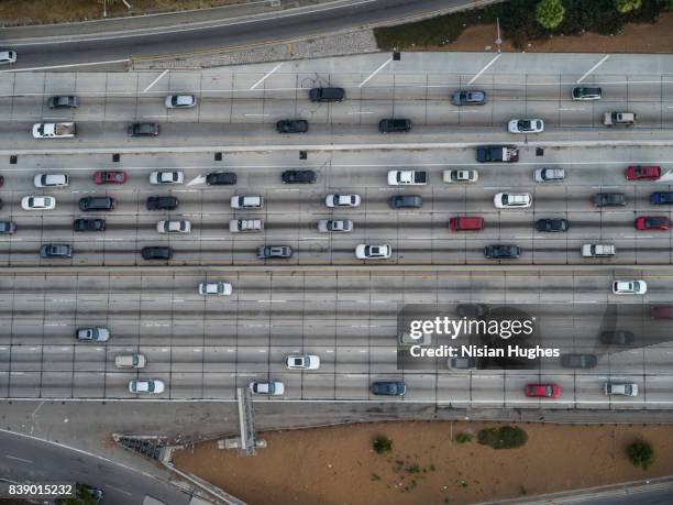 aerial looking directly down on interstate 110 commuter traffic los angeles, ca - commuters overhead view stock-fotos und bilder