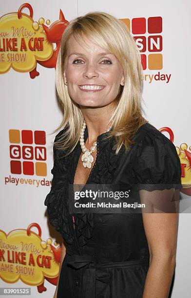 Actress Kelly Packard arrives at the Meow Mix Think Like a Cat Game Show Premiere on November 12, 2008 in Los Angeles, California.