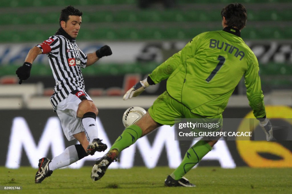 Udinese's forward Antonio Di Natale (L)