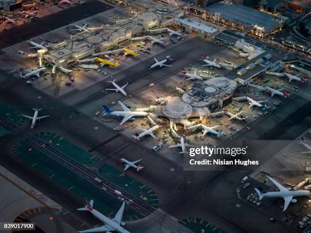 aerial flying over los angeles international airport, ca night - aeroporto internacional de los angeles imagens e fotografias de stock