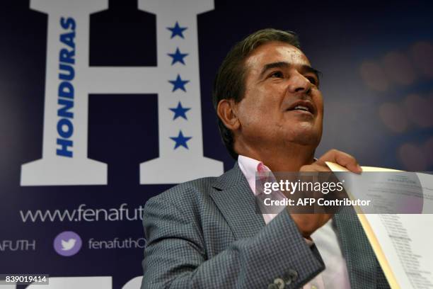 The coach of the Honduran national football team, Colombian Jorge Luis Pinto, offers a press conference in Tegucigalpa on August 25, 2017 to announce...