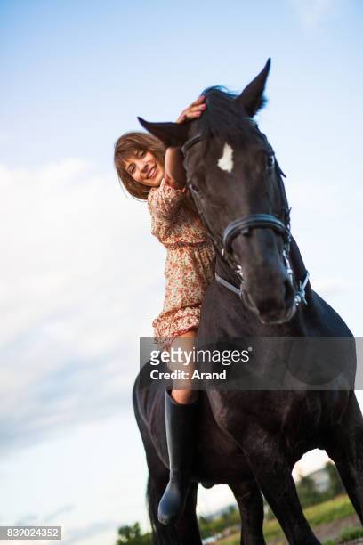 junge frau, die ihr pferd zu reiten - woman horse stock-fotos und bilder
