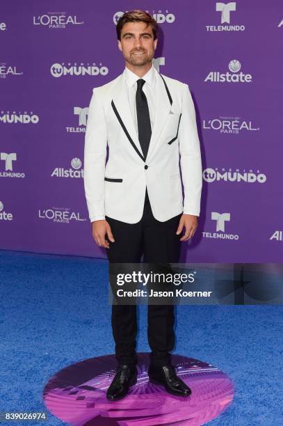 Mauricio Ochmann arrives at Telemundo's 2017 'Premios Tu Mundo' at American Airlines Arena on August 24, 2017 in Miami, Florida.