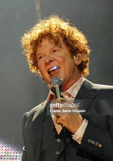 Mick Hucknall of Simply Red performs at the O2 Arena on December 3, 2008 in London, England.