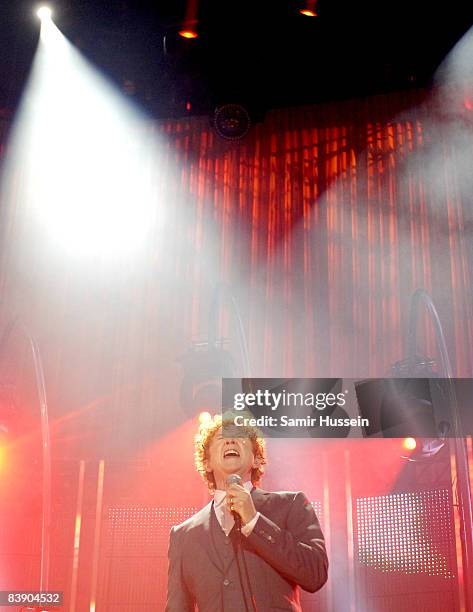 Mick Hucknall of Simply Red performs at the O2 Arena on December 3, 2008 in London, England.