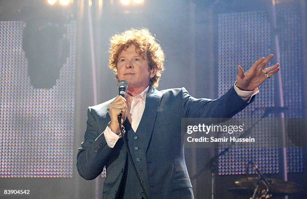 Mick Hucknall of Simply Red performs at the O2 Arena on December 3, 2008 in London, England.