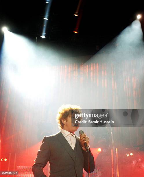 Mick Hucknall of Simply Red performs at the O2 Arena on December 3, 2008 in London, England.