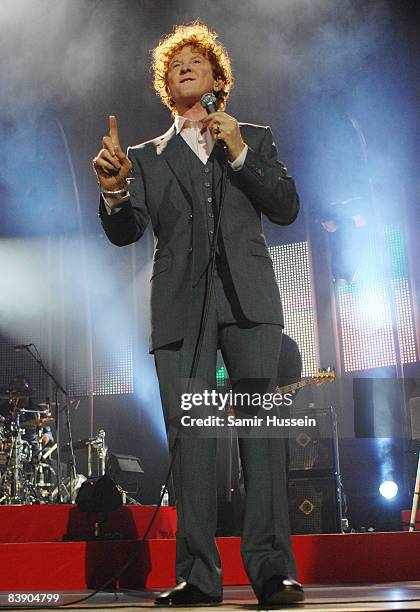 Mick Hucknall of Simply Red performs at the O2 Arena on December 3, 2008 in London, England.