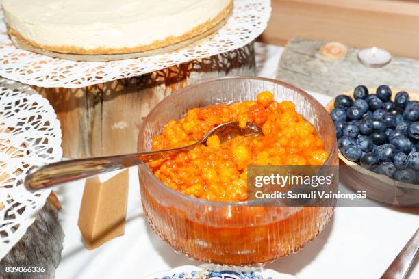 fresh cloudberries and blueberries - cloudberry stockfoto's en -beelden