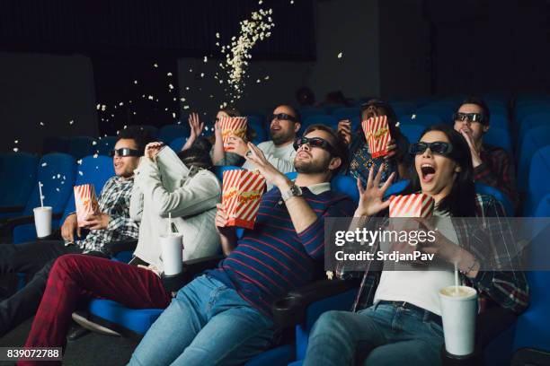 omg c’est si effrayant ! - lunettes 3d photos et images de collection