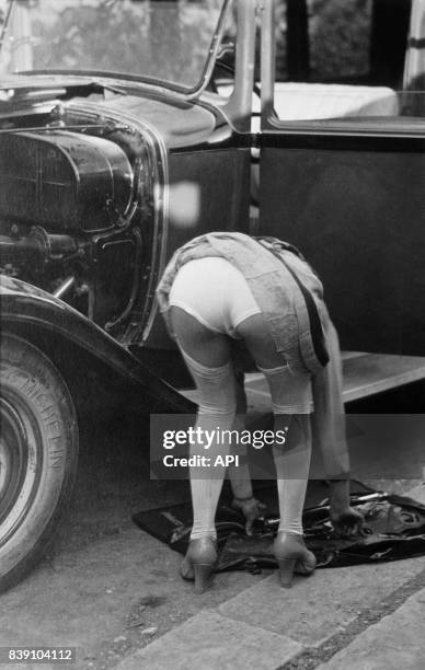 Femme montrant sa culotte en faisant de la mécanique.