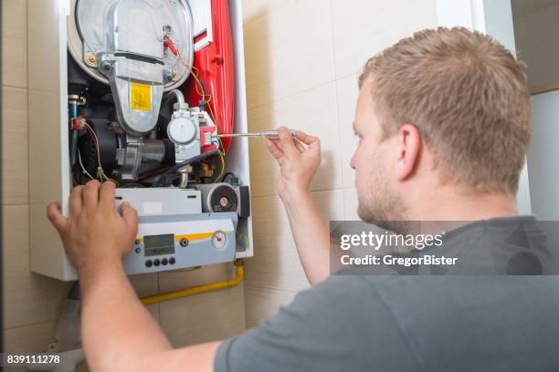 technicien réparation gaz fourneau - chaudière photos et images de collection