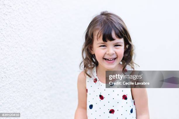 portrait of a girl laughing - 4 5 años fotografías e imágenes de stock