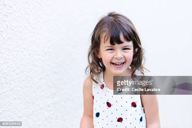 portrait of a girl laughing - 4 5 ans photos et images de collection