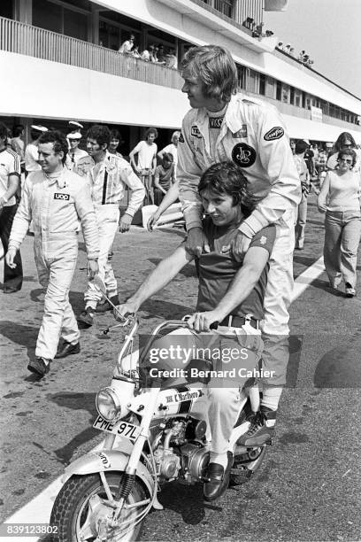 Jean-Pierre Jarier, Ronnie Peterson, Grand Prix of France, Paul Ricard, 01 July 1973. Jean-Pierre Jarier gives Ronnie Peterson a ride.