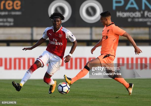 Ainsley Maitland-Niles of Arsenal knocks the ball past Yan Dhanda of Liverpool during the match between Arsenal and Liverpool at Meadow Park on...