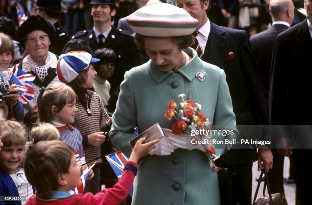 Royalty - Queen Elizabeth II Silver Jubilee - Tour of Great Britain