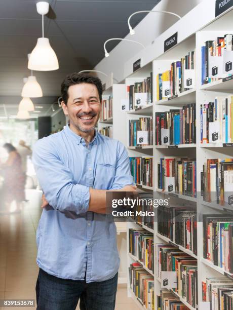 mann der besitzer der buchhandlung - buchhändler stock-fotos und bilder