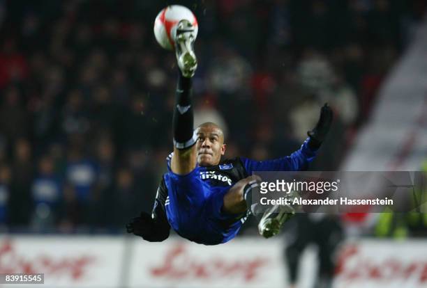 Alex Silva of Hamburg battles for the ball during the UEFA Cup Group F match between Slavia Prague and Hamburger SV at the Eden stadium on December...