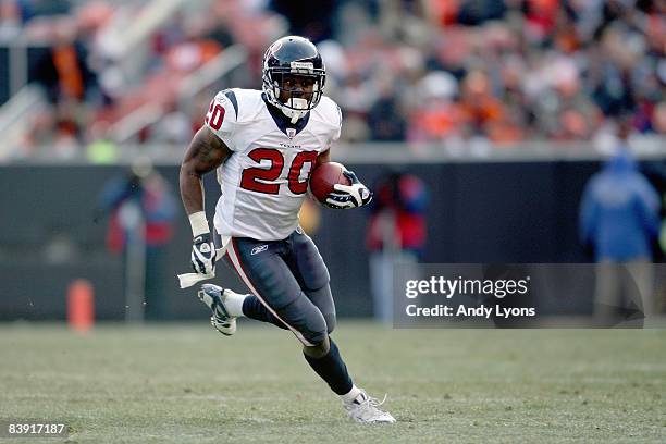 Steve Slaton of the Houston Texans carries the ball during the NFL game against the Cleveland Browns at Cleveland Browns Stadium on November 23, 2008...