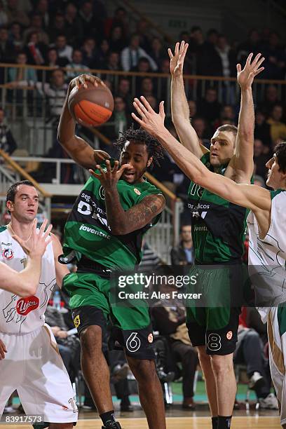 Bracey Wright, #6 of DKV Joventut competes with Ferran Lavi"a, #18 of DKV Joventut ,Jasmin Hukic, #13 of Union Olimpija and Damjan Rudez, #9 of Union...