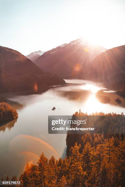 vista para o lago diablo - diablo lake - fotografias e filmes do acervo