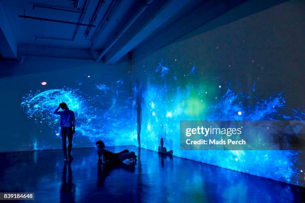 woman and man engaged in a virtual reality moment - projection mapping stock-fotos und bilder