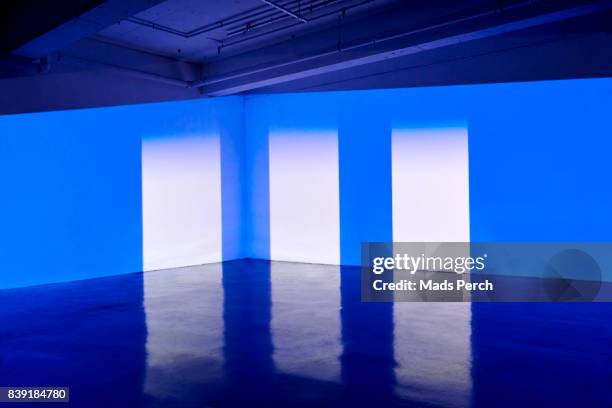 empty warehouse space with projection mapping - projection mapping stockfoto's en -beelden