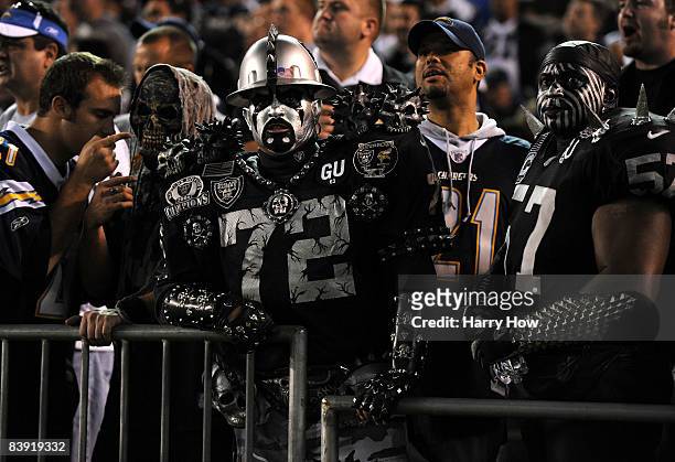Linebacker Derrick Burgess of the Oakland Raiders stands with News Photo  - Getty Images
