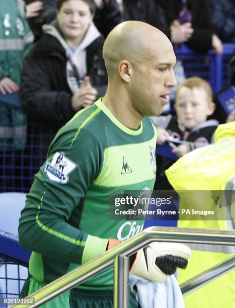 Everton's Tim Howard walks out onto the pitch